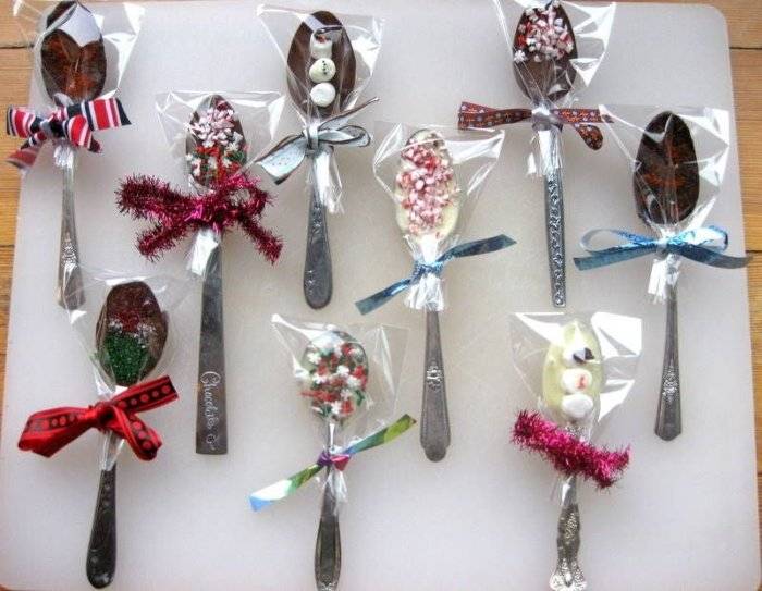 easy chocolate dipped spoon gifts